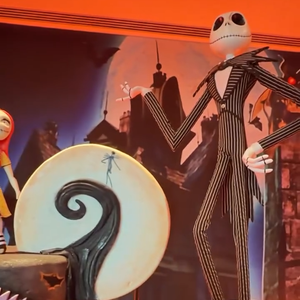 Diversos elementos sombrios decoraram a parte de Helena, filha de Ivete Sangalo, na festa