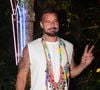 Ricky Martin no Baile da Arara 2026! Astro latino combinou look branco com colares coloridos