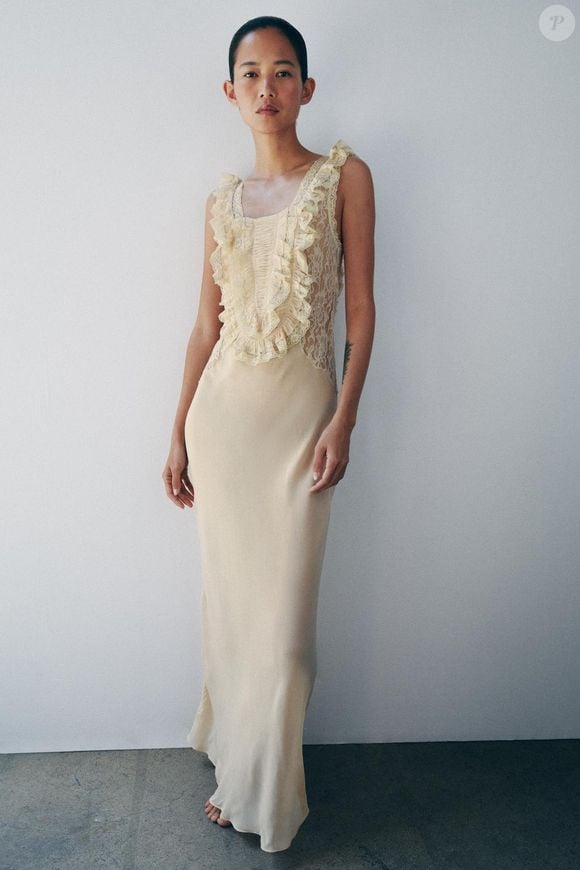 Com fechamento traseiro por botões e detalhes de renda em contraste, o Vestido Longo Drapeado da Zara atualiza a tendência boho em uma peça de R$ 739