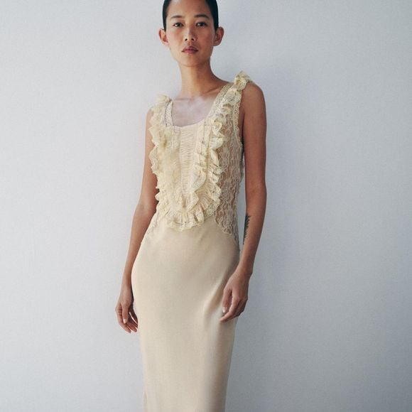 Com fechamento traseiro por botões e detalhes de renda em contraste, o Vestido Longo Drapeado da Zara atualiza a tendência boho em uma peça de R$ 739