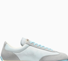 Com visual retrô e perfil baixo, o Converse 1908 Jogger resgata um clássico lançado originalmente em 1976 e retorna ao mercado em uma releitura contemporânea assinada por Tyler, The Creator, unindo herança esportiva e forte apelo fashion