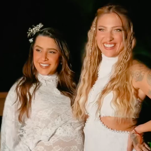 Tati Dias, por sua vez, usou um vestido branco de gola alta, com recortes estratégicos na cintura e saia fluida em camadas