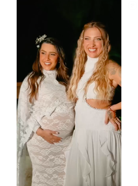 Tati Dias, por sua vez, usou um vestido branco de gola alta, com recortes estratégicos na cintura e saia fluida em camadas