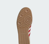 Depois do morango do amor, o morango cravejado conquistou espaço como novo doce viral, e sua tonalidade também lembra a cor do Adidas Samba OG. O tênis da adidas Originals combina inspiração urbana, cabedal de couro e detalhes que valorizam o visual