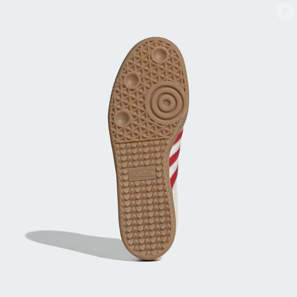 Depois do morango do amor, o morango cravejado conquistou espaço como novo doce viral, e sua tonalidade também lembra a cor do Adidas Samba OG. O tênis da adidas Originals combina inspiração urbana, cabedal de couro e detalhes que valorizam o visual