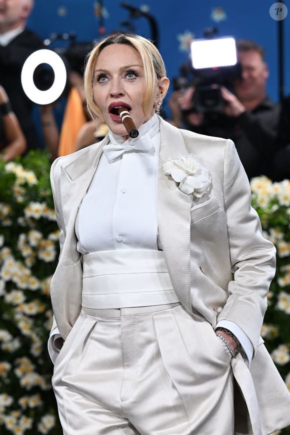 Madonna no Met Gala 2025: charuto em punho, ela provoca e conquista as redes sociais com sua atitude ousada
