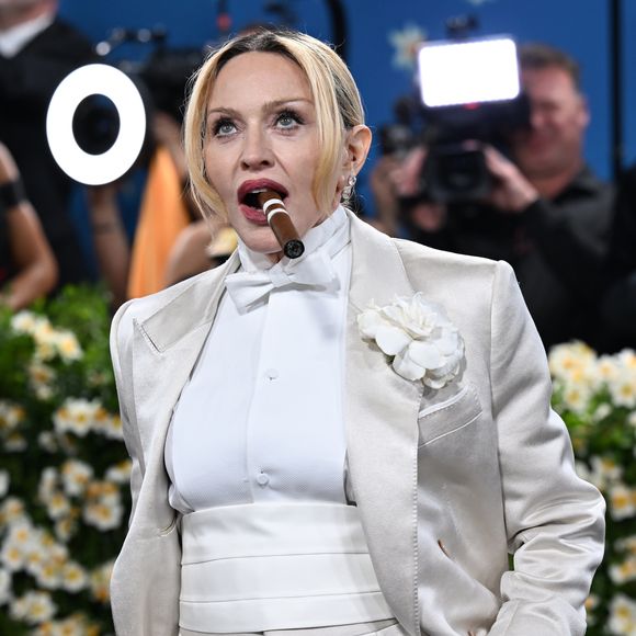 Madonna no Met Gala 2025: charuto em punho, ela provoca e conquista as redes sociais com sua atitude ousada