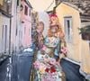 Durante a comemoração dos 68 anos, na Grécia, Madonna apostou no luxo italiano da Dolce&Gabbana com um vestido azul de estampa floral e detalhes dourados