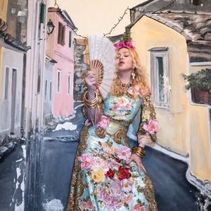 Durante a comemoração dos 68 anos, na Grécia, Madonna apostou no luxo italiano da Dolce&Gabbana com um vestido azul de estampa floral e detalhes dourados