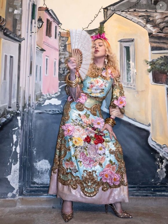 Durante a comemoração dos 68 anos, na Grécia, Madonna apostou no luxo italiano da Dolce&Gabbana com um vestido azul de estampa floral e detalhes dourados