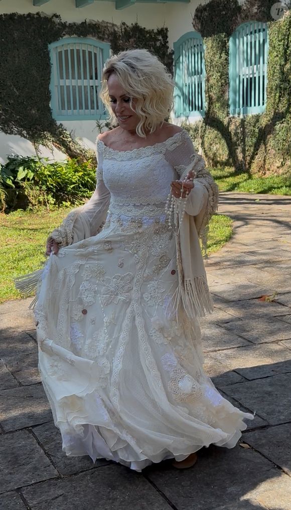 Ana Maria Braga realizou a cerimônia em sua fazenda, localizada no interior de São Paulo, no último sábado (28).