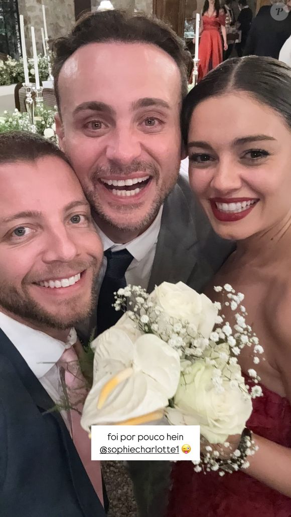 Sophie Charlotte tentou pegar o buquê de noiva de Isis Valverde, mas Léo Fuchs ficou com o arranjo de flores