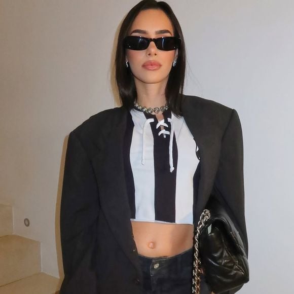 Para assistir a partida, Bruna Biancardi deixou a gravidez da segunda filha, Mel, em evidência, com camisa do Santos no estilo cropped.