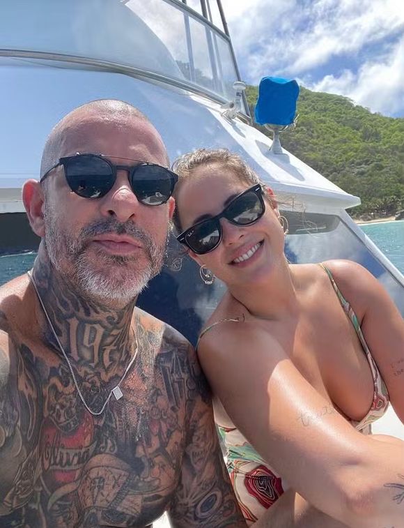 A influenciadora publicou um registro antigo e aproveitou o momento para celebrar a união de cerca de dez anos.