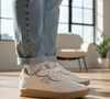 A combinação de calça jeans, bata boho-chic e tênis mistura a descontração do denim com a leveza das peças de inspiração boêmia, criando uma produção casual para diferentes momentos do dia