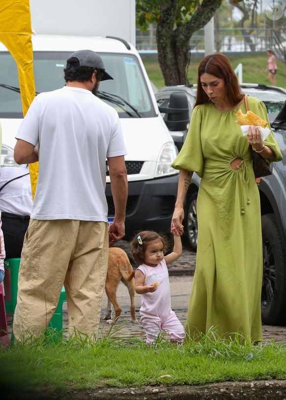 Thaila Ayala contou que busca procurar passar todo o tempo possível com a filha quando o filho não está em casa: 'Ele não me deixa chegar perto da minha filha'