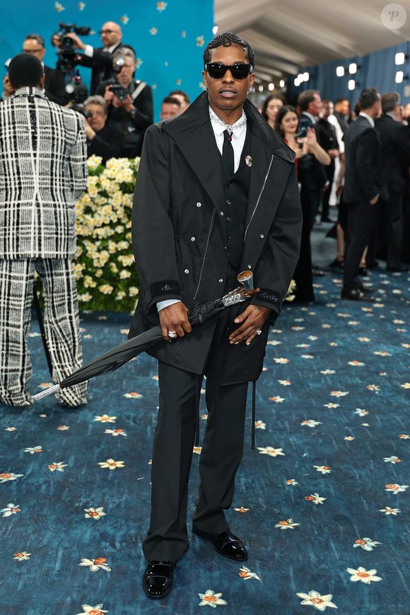 O último anfitrião da noite chegou!  A$AP Rocky comparece ao Met Gala 2025 usando custom AWGE e sapatos Christian Louboutin