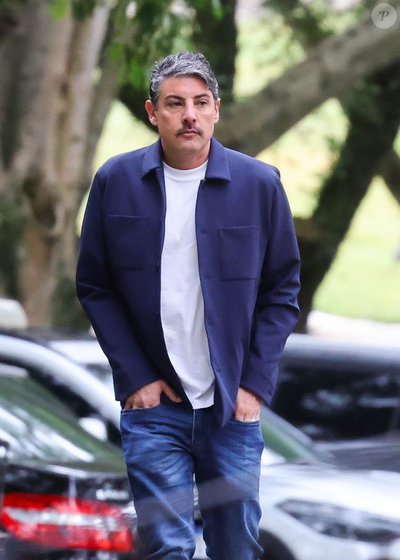 Corpo da filha de Schynaider Moura foi velado por Bruno de Luca, que chegou abatido ao cemitério em 23 de setembro de 2025