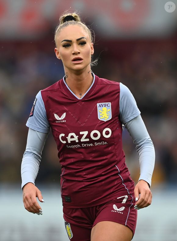 Com o passar dos anos, Alisha Lehmann começou a mudar sua aparência com sutileza