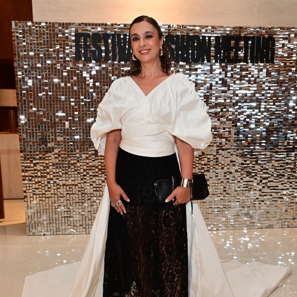 Look em preto e branco com capa garante destaque para Cátia Fonseca no evento