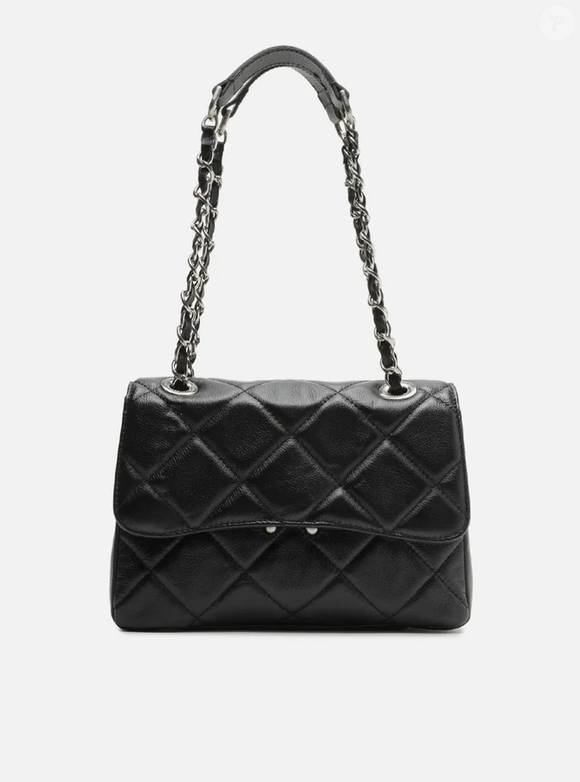 Desta vez, me deparei com um modelo Arezzo que lembra muito o design icônico da Chanel