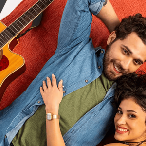 Gustavo Mioto e Maya Aniceto formam par romântico em 'Cinderela e o Segredo do Pobre Milionário', cantor compara estreia como ator ao início da carreira musical e admite insegurança diante das câmeras