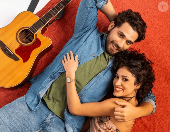 Gustavo Mioto e Maya Aniceto formam par romântico em 'Cinderela e o Segredo do Pobre Milionário', cantor compara estreia como ator ao início da carreira musical e admite insegurança diante das câmeras