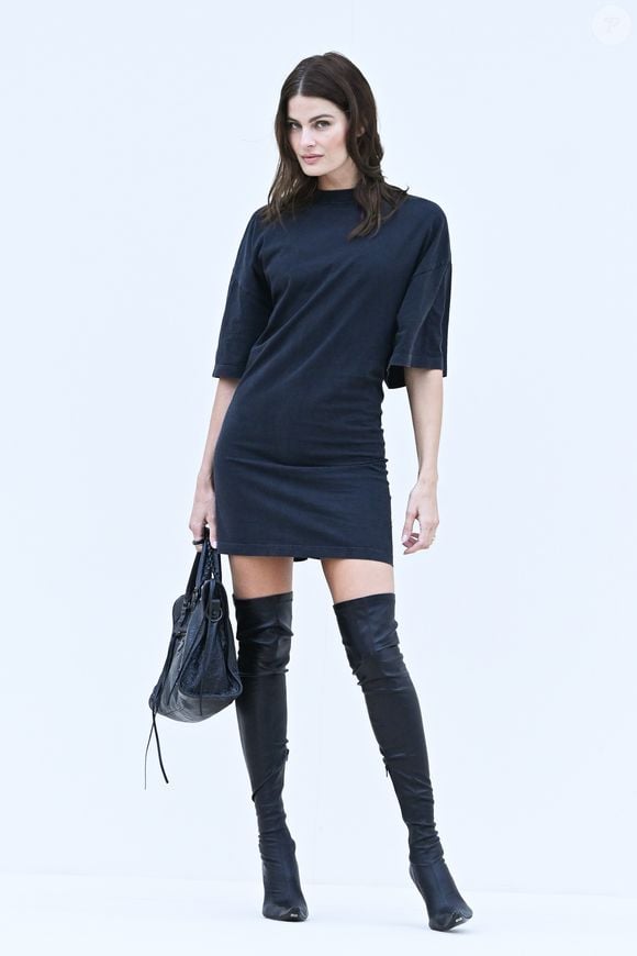 Isabeli Fontana marca presença no desfile da Balenciaga na Semana de Moda de Paris 2025, escolhendo uma bota acima dos joelhos num look all black.