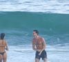 Bruna Marquezine e Shawn Mendes aproveitam o mar e protagonizam cenas de carinho no Rio