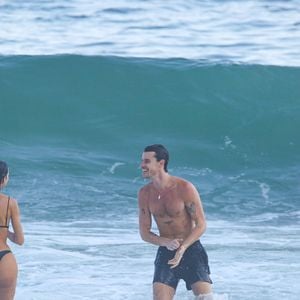 Bruna Marquezine e Shawn Mendes aproveitam o mar e protagonizam cenas de carinho no Rio