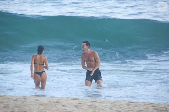 Bruna Marquezine e Shawn Mendes aproveitam o mar e protagonizam cenas de carinho no Rio