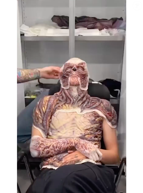 Já nas etapas finais, Jamie Campbell Bower tem a prótese do rosto de Vecna colada no rosto