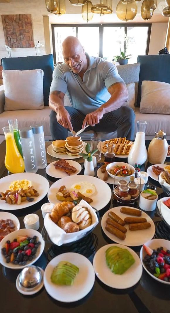 A alimentação de Dwayne Johnson é baseada em proteínas magras, carboidratos complexos e vegetais. Segundo o Infobae, frango, peixe, búfalo, arroz, batata-doce, quinoa, brócolis e espinafre fazem parte do cardápio que ajuda o astro a manter seu elevado desempenho