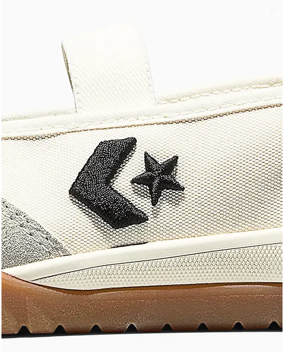 Já os tradicionais logos Star Chevron e Converse aparecem como assinatura do modelo híbrido