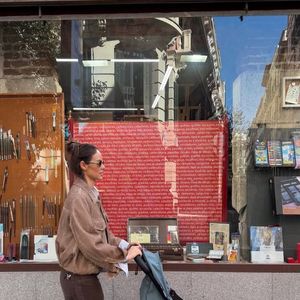 Laura Neiva chama atenção em passeio por Madrid ao usar Adidas Samba de oncinha durante viagem em família com Chay Suede