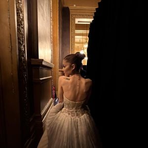 Emagrecimento de Ariana Grande é visível em fotos publicadas nas redes sociais. Cantora vira polêmica na web