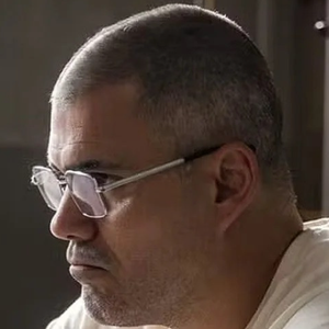 A presença de Jorginho Ninja (Juliano Cazarré) deixa Arminda incomodada em 'Três Graças'