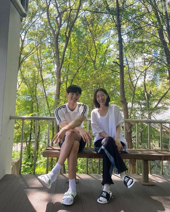 O outro protagonista, Lee Chae-min, atualmente namora a atriz Ryu Da-in, quem conheceu na série 'Intensivão de Amor'. Aparentemente, eles estão juntos há mais de 1 ano