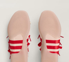 Cor 'rococó', couro premium e enfeites delicados: conheça o tênis da Adidas que parece feito para fãs do estilo 'coquette'
