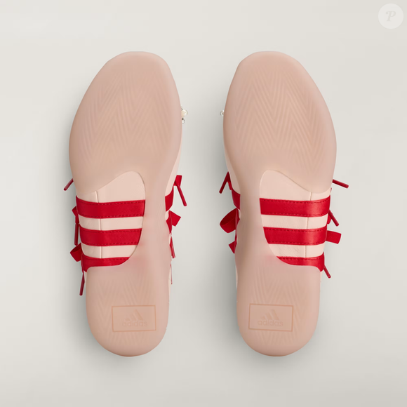 Cor 'rococó', couro premium e enfeites delicados: conheça o tênis da Adidas que parece feito para fãs do estilo 'coquette'