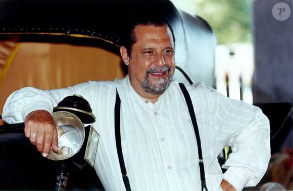 Gumercindo (Antonio Fagundes) vibra com o nascimento do filho de Rosana e pede para que Angélica cuide de sua menina