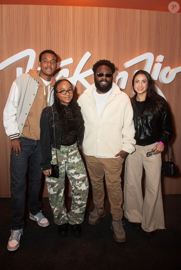 Douglas da Silva e toda a família estavam bem agasalhados para curtir o 4º dia do Rock in Rio, enfrentando o frio com looks confortáveis e apropriados para o festival