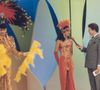 Silvio Santos foi envolvido em polêmica SBT-Ratinho-Erika Hilton por internautas: 'Seu pai estaria muito orgulhoso', disse usuário do Instagram após nota da emissora apoiando a deputada - na foto, apresentador conversa com transformistas no 'Show de Calouros', nos anos 1990