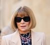 Anna Wintour construiu uma imagem marcante com seu corte chanel e óculos escuros, símbolos de poder na indústria fashion