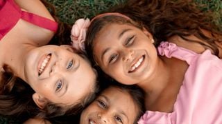 O que distingue os pais das crianças mais felizes das demais são quatro hábitos. Com eles, ensinam inteligência emocional aos seus filhos