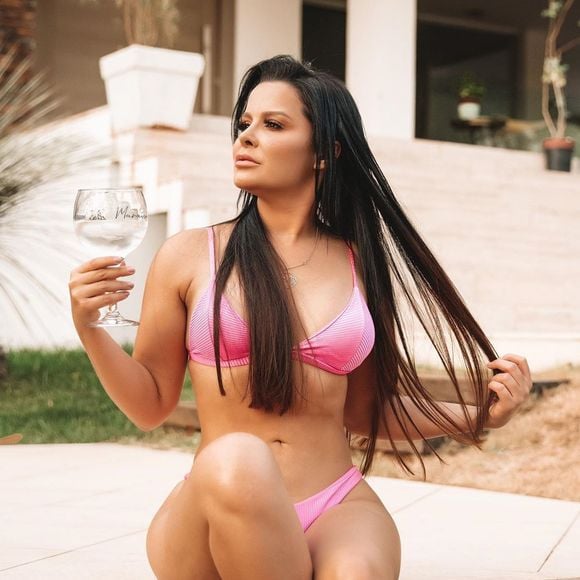 O que não fazia antes, Maraisa começou a posar de biquíni na web