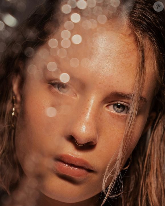 Segundo a Dra. Yasmine Liénard, psicoterapeuta cognitivo-comportamental, demonstrar atenção às crianças é vital e necessário para o seu progresso emocional. O incentivo que recebemos quando crianças, na forma de elogios, é fundamental para o desenvolvimento da confiança e da autoestima.