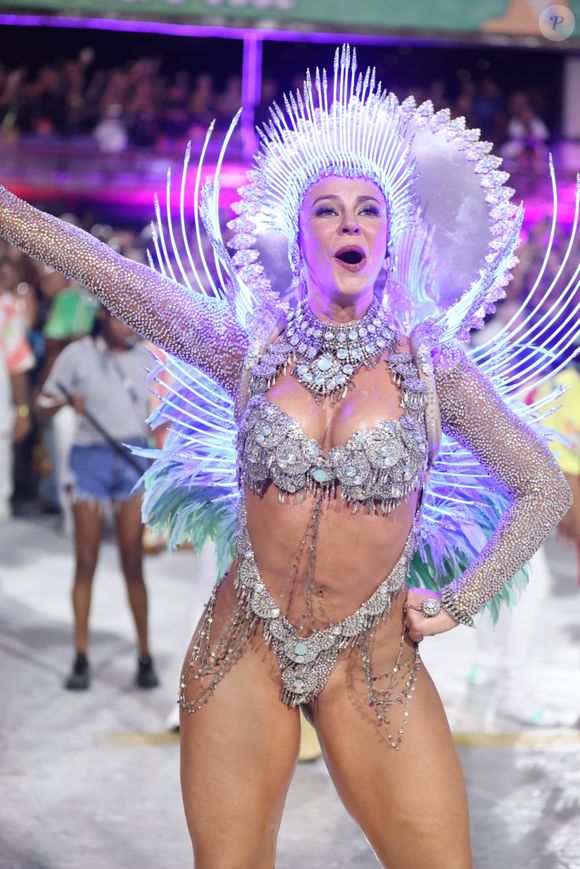 Paolla Oliveira fez seu último desfile como rainha de bateria da Grande Rio na apresentação das Campeãs do Carnaval 2025