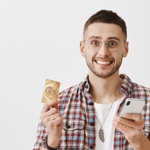 A forma de pagar pode mudar sua relação com o dinheiro. Estudos em psicologia e economia comportamental mostram por que o pagamento em espécie ainda é um aliado do controle financeiro