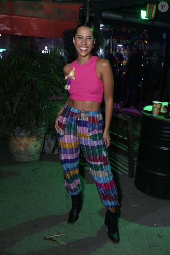 Calça colorida e cropped se combinaram em look junino da atriz Ramille